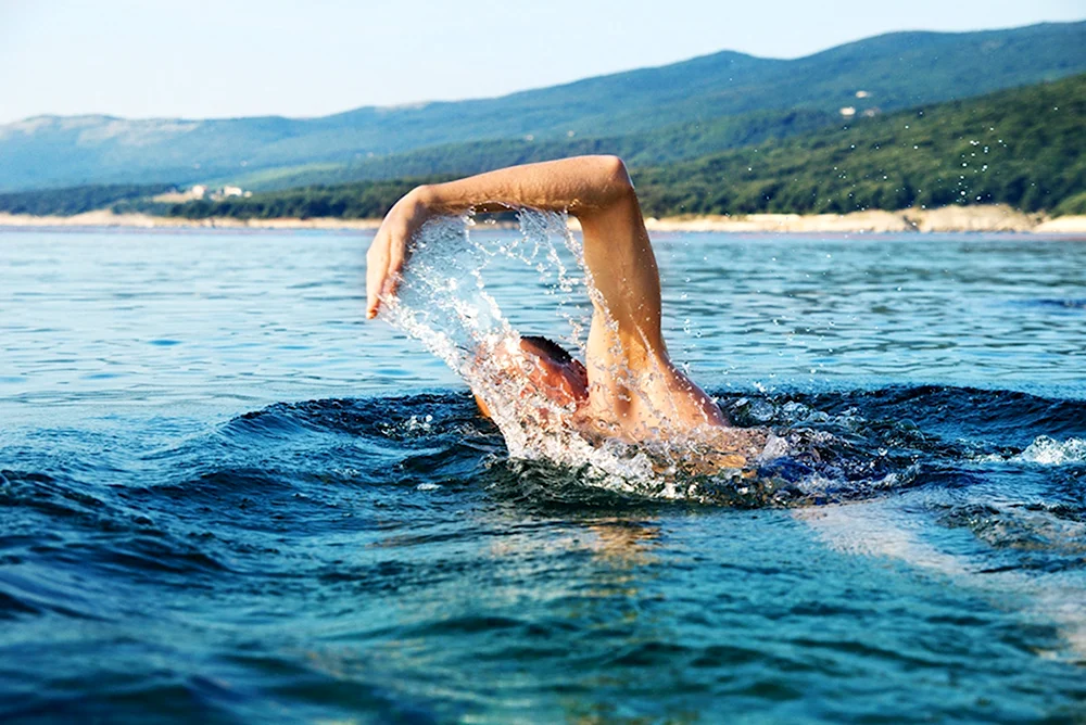 После моря болят. Плавать в море. Человек плывет. Люди купаются в море. Парень купается в море.