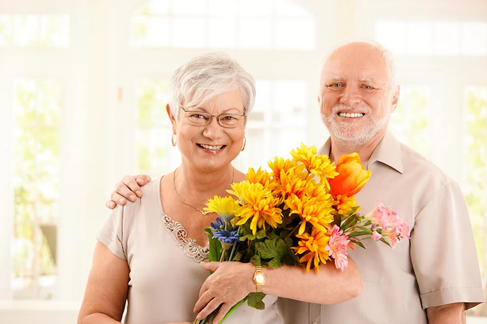 Пожилые люди с цветами