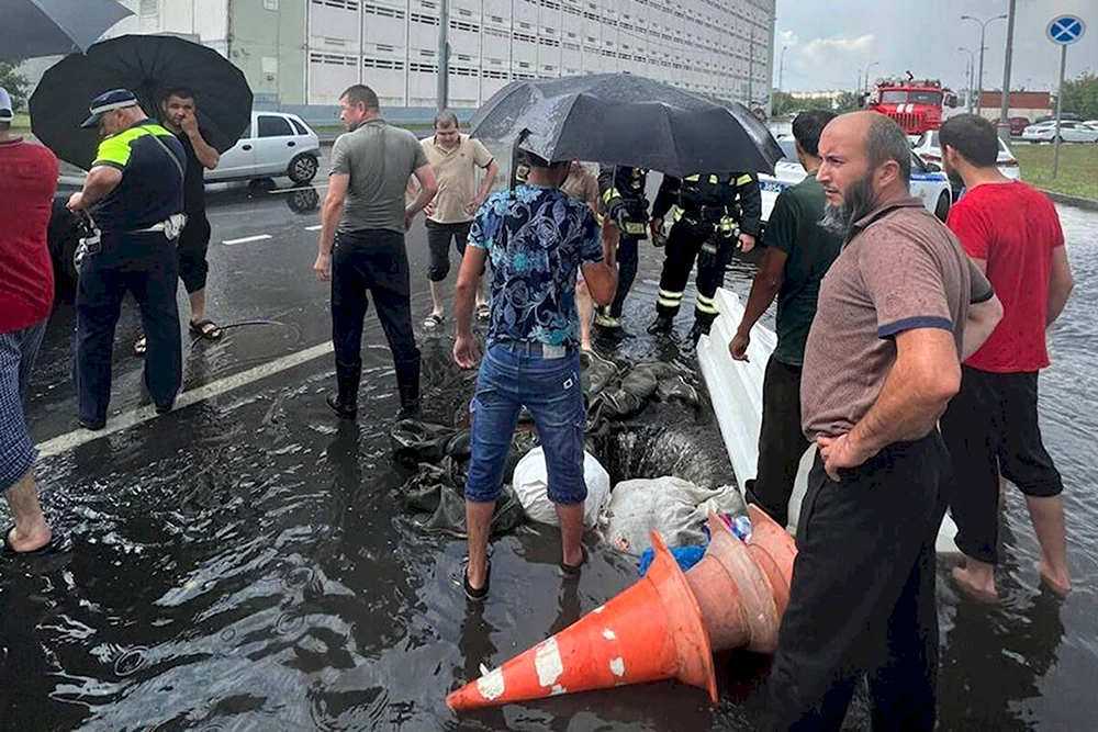 Провалились в канализацию Москва