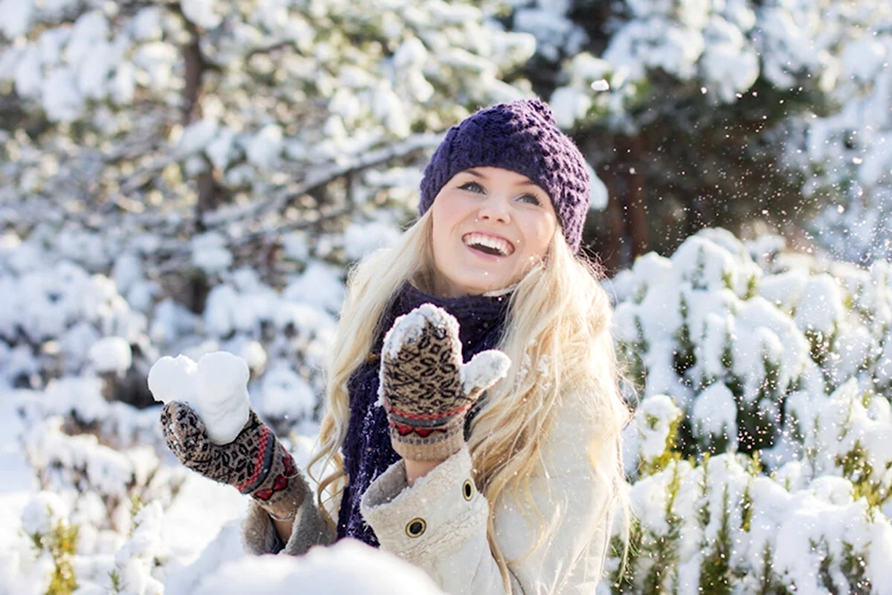 Радостная девушка зимой