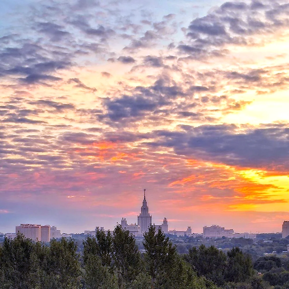 Рассвет в Москве