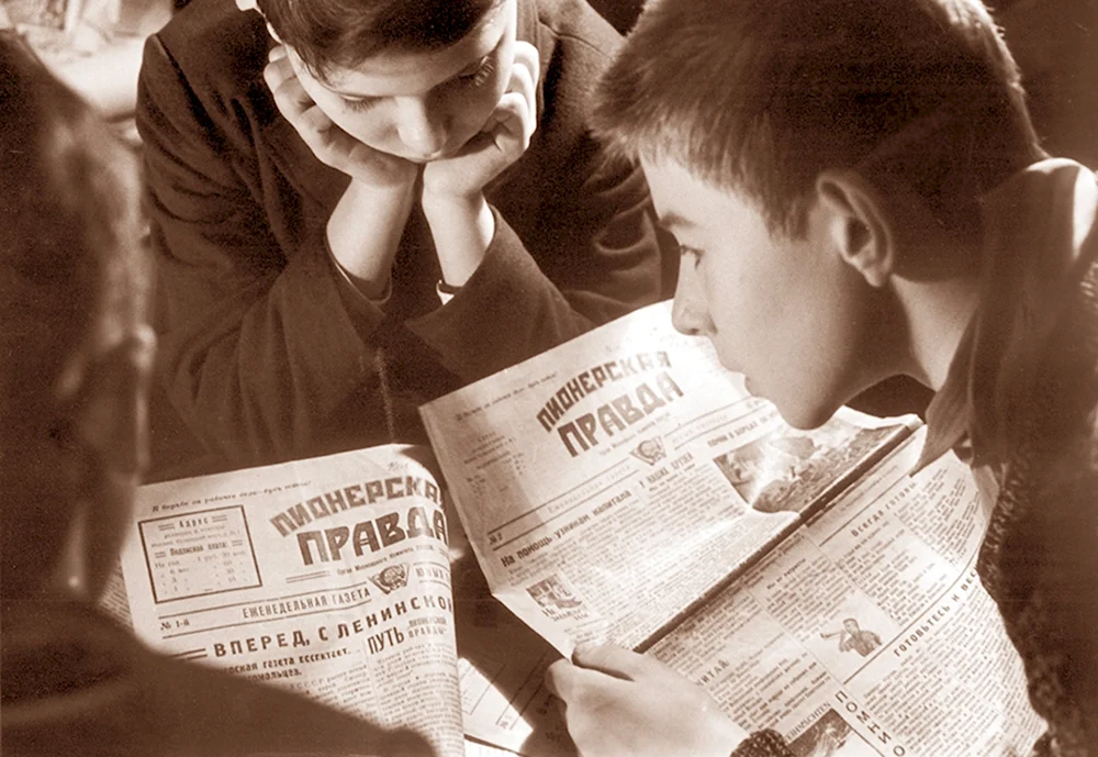 Ребенок читает газету