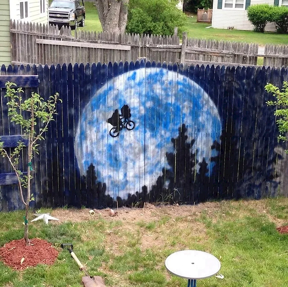 Рисуем на заборе