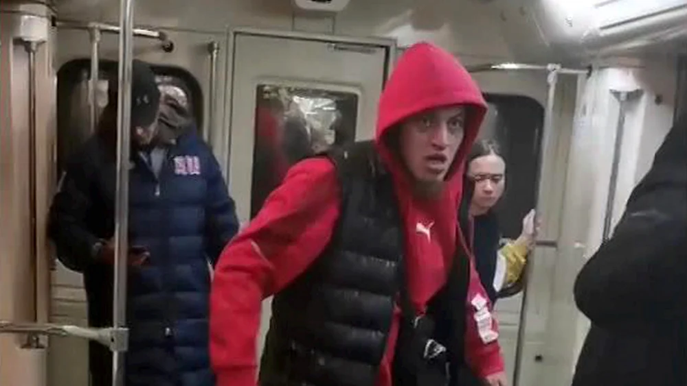 Роман Ковалев избитый в метро