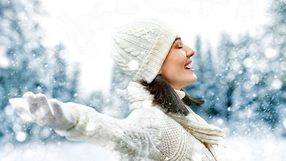 Счастливая женщина зимой