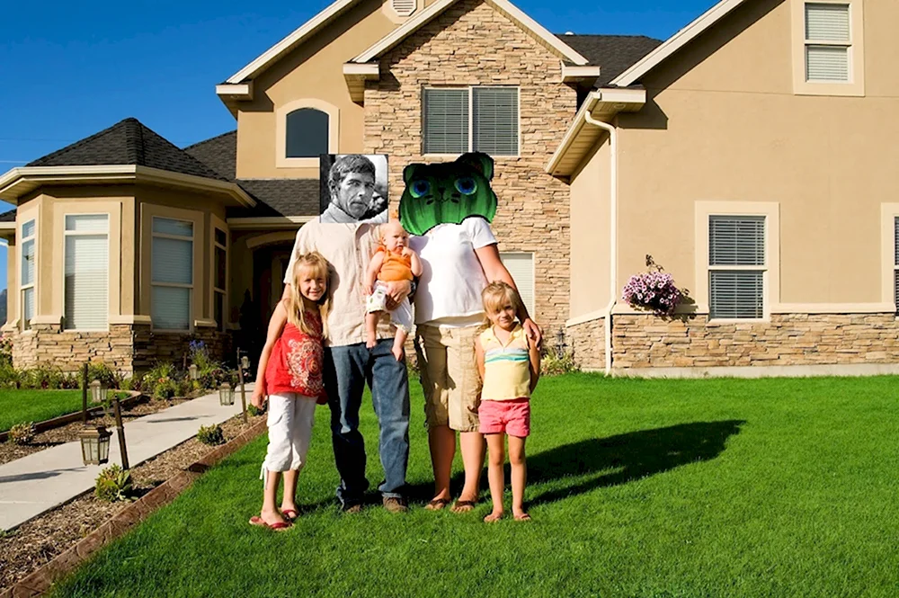 Семья на фоне дома