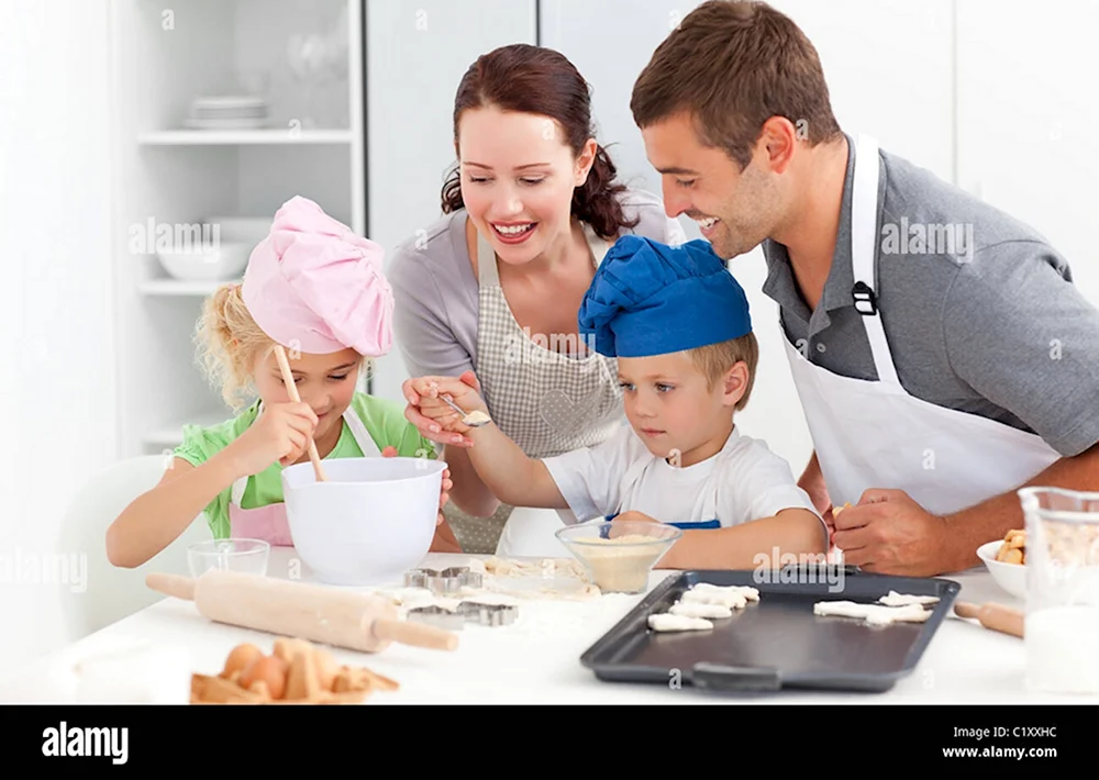 Семья на кухне стряпает