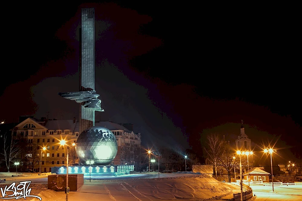 Шарик Калуга памятник ночью