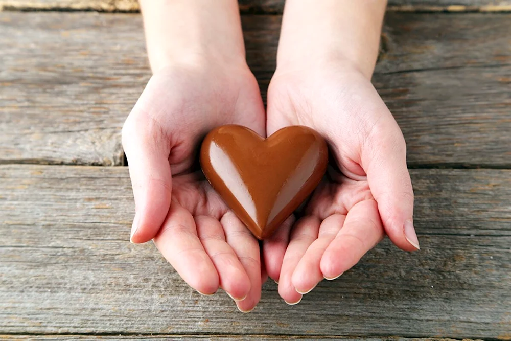 Шоколадное сердце в руках