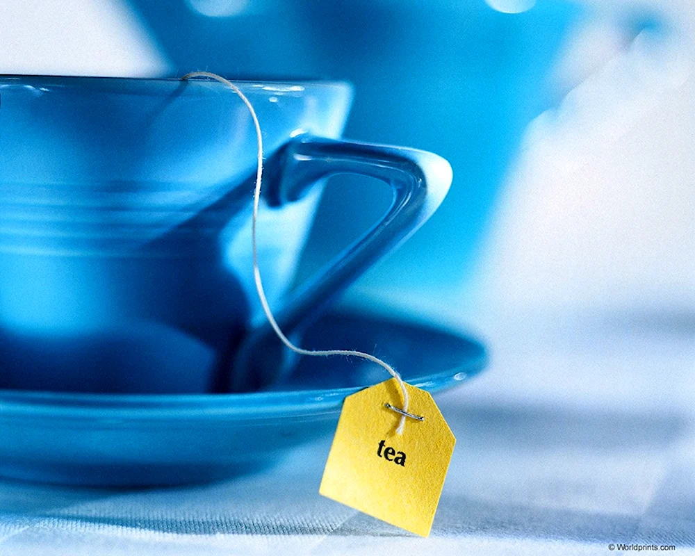 Синяя чашка с чаем