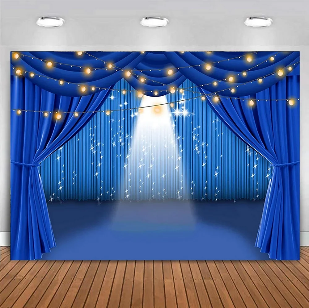 Синие шторы на сцене
