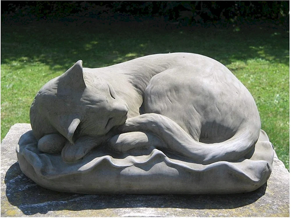 Скульптура спящего кота