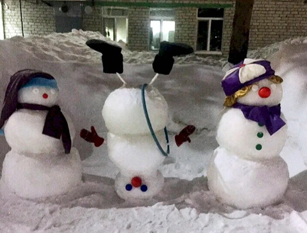 Смешные Снеговики на улице