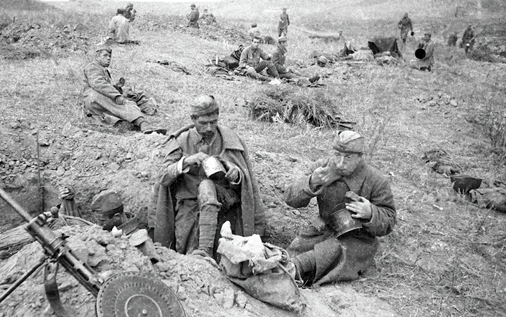 Советские солдаты в окопах на фронте 1941