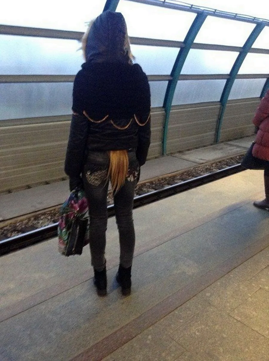 Странные девушки в метро