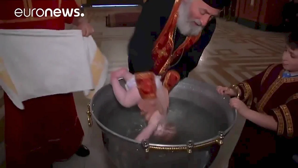Священник крестит младенца Мем