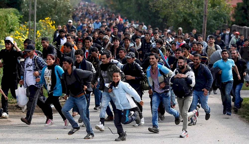 Толпа мигрантов