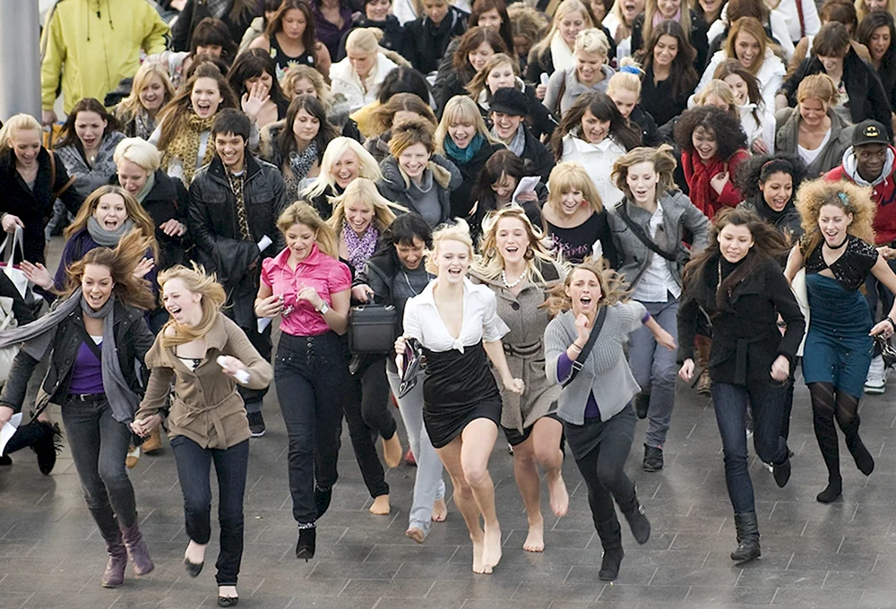 Толпа женщин