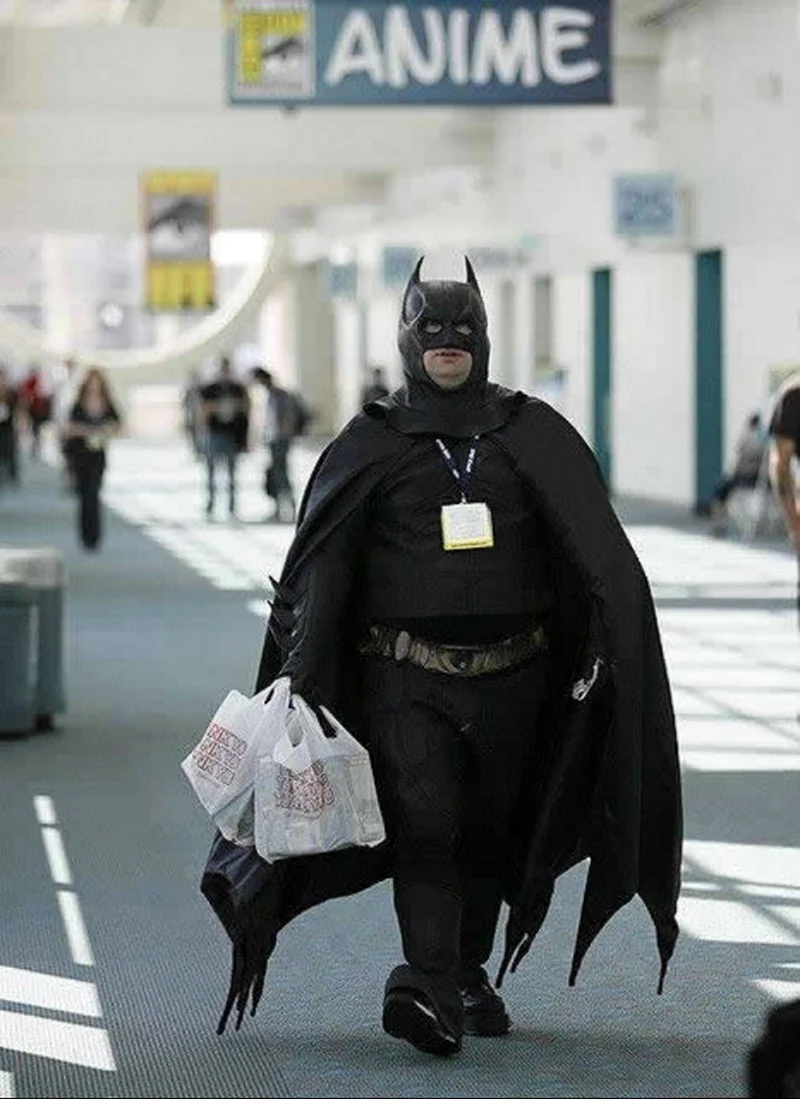 Толстый человек в костюме Бэтмена