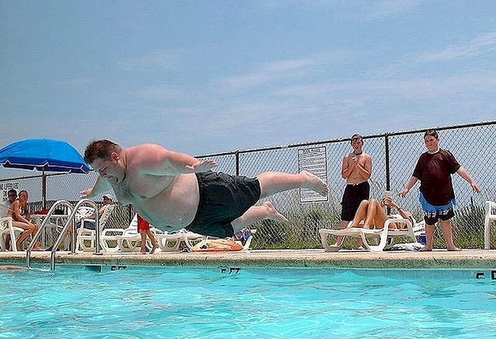 Толстый прыгает в бассейн