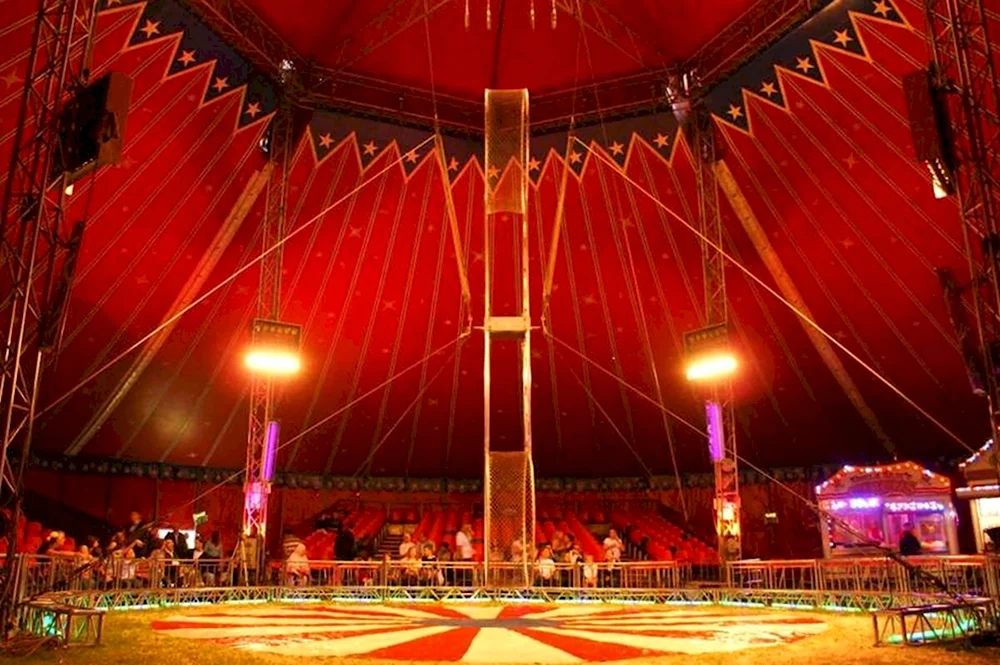 Цирк шапито внутри Арена