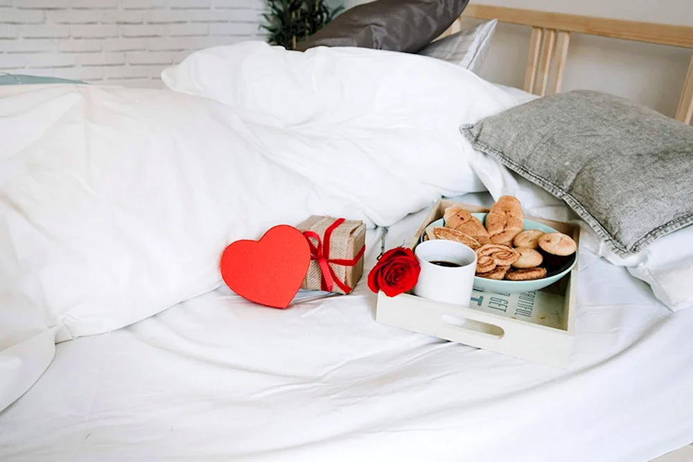 Цветы и завтрак в кровать