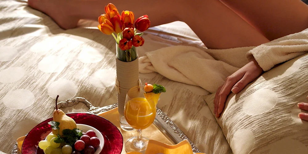 Цветы и завтрак в постель девушке
