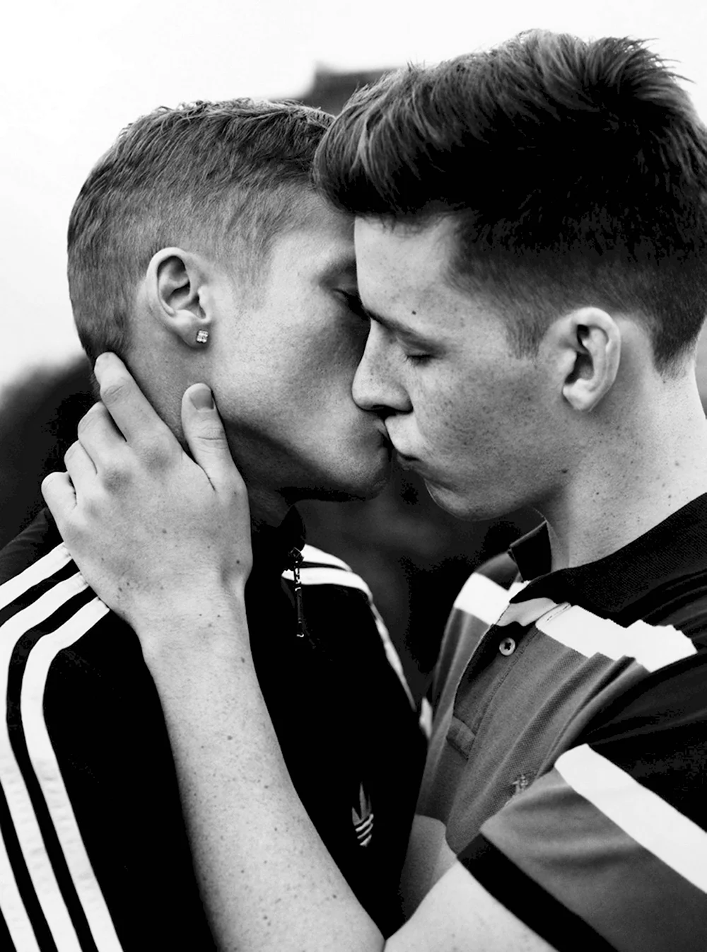 ««Two boys kissing» Дэвид Левитан