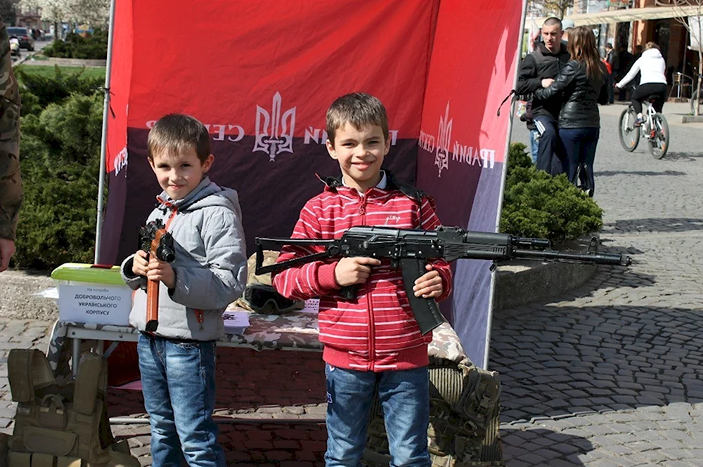 Украинские дети с оружием