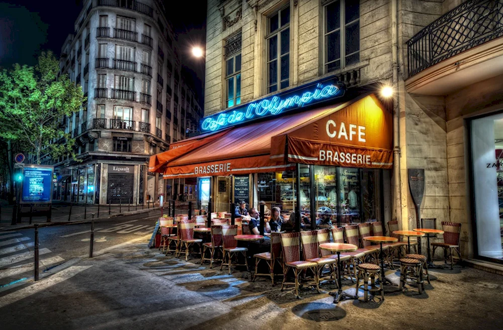 Уличное кафе в Париже