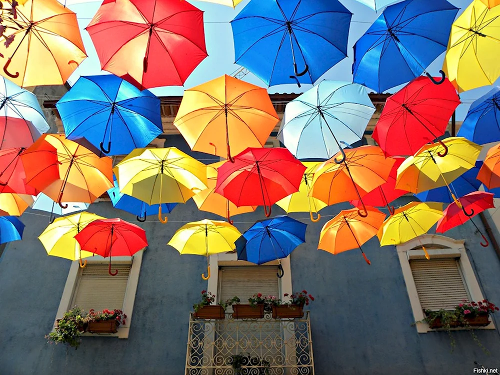 Улица парящих зонтиков Агеда Португалия