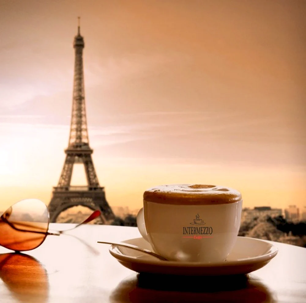 Утренний кофе в Париже