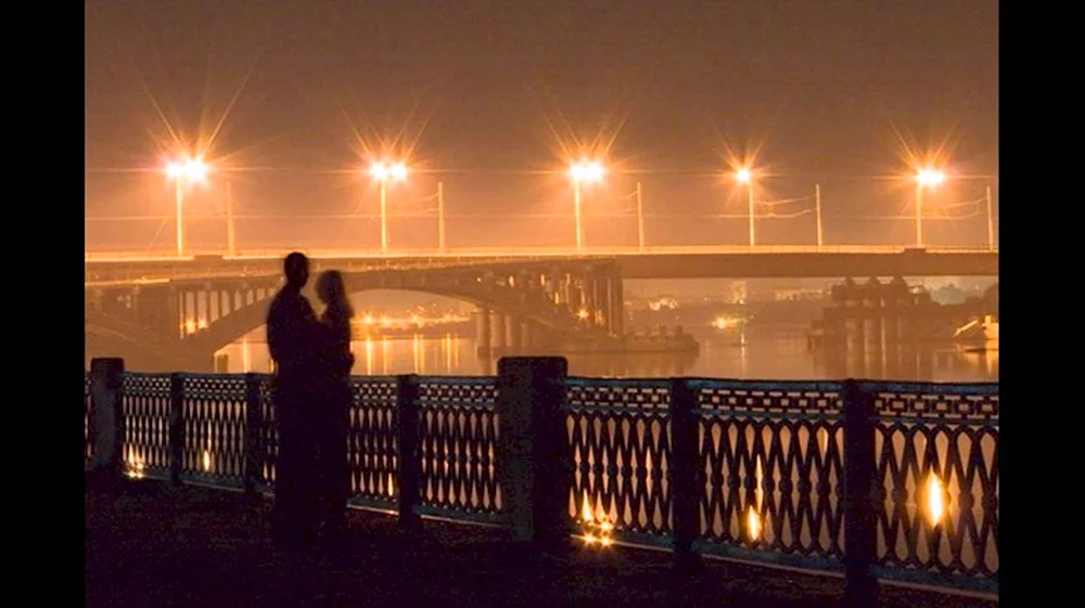Влюбленные на мосту ночью