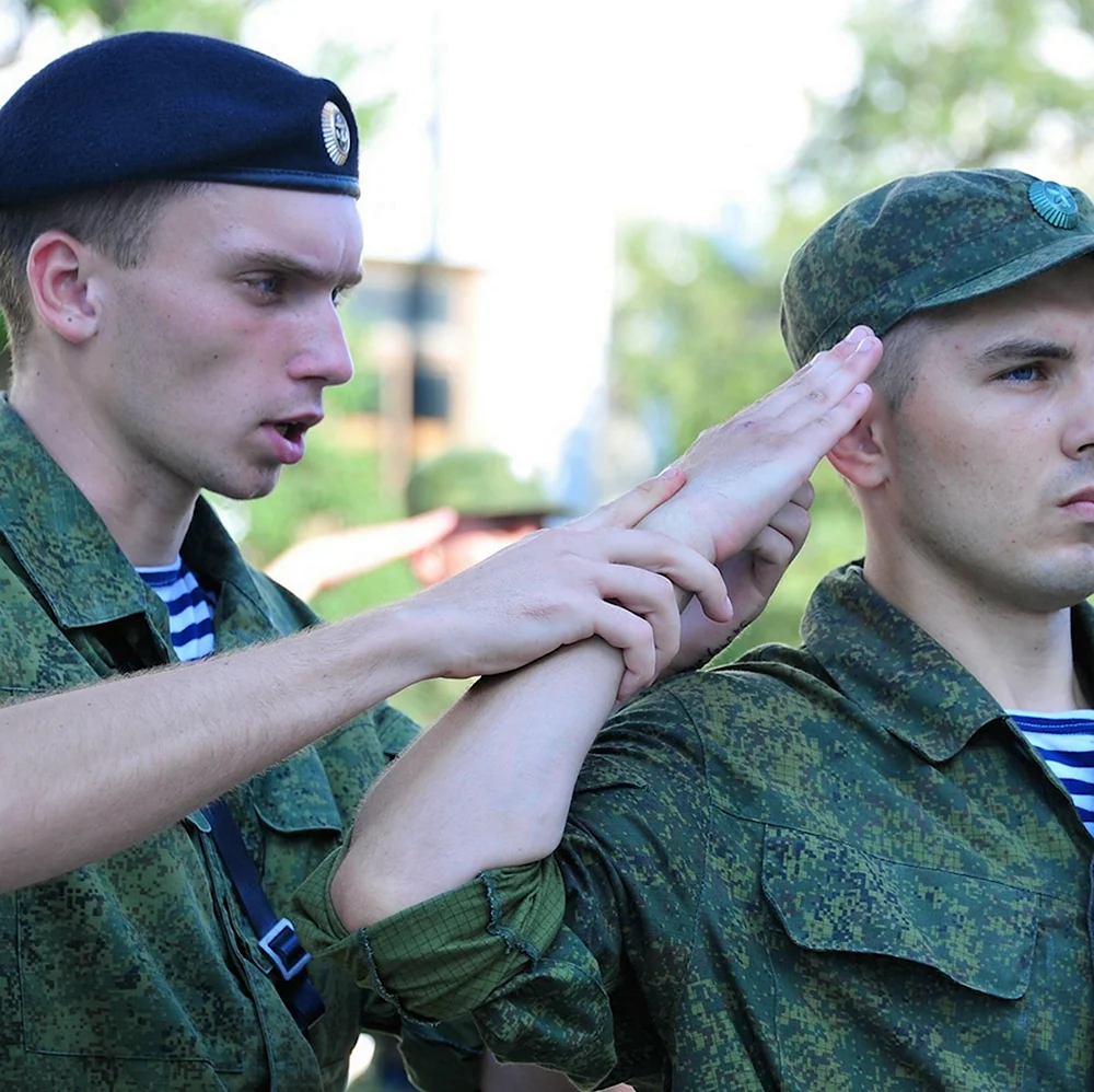 Военный отдает честь