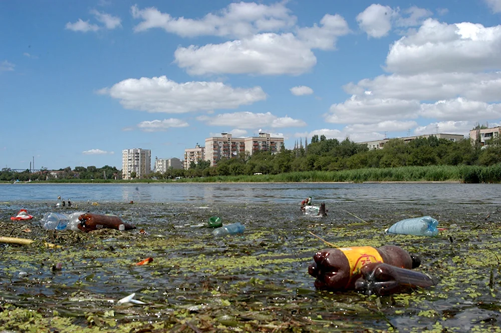 Загрязненная река Волга