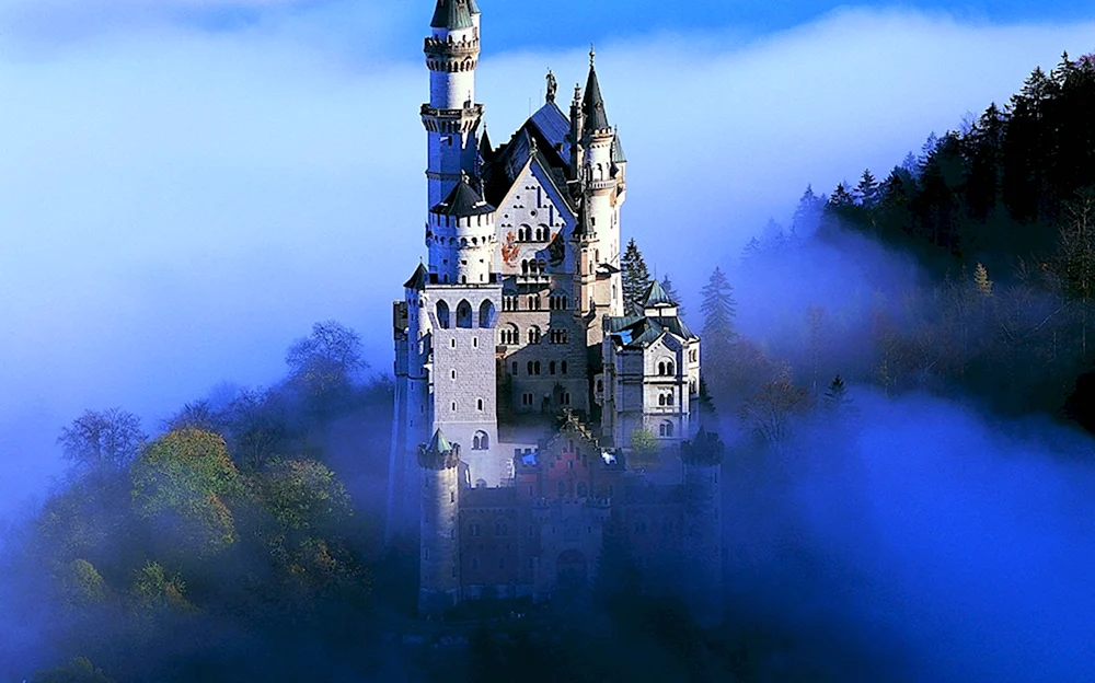 Замок Нойшванштайн в тумане