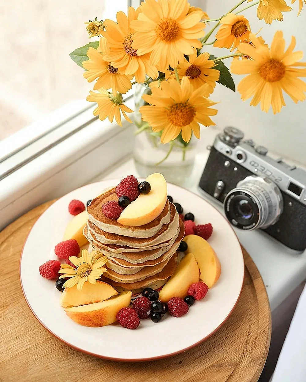 Завтрак и желтые цветы