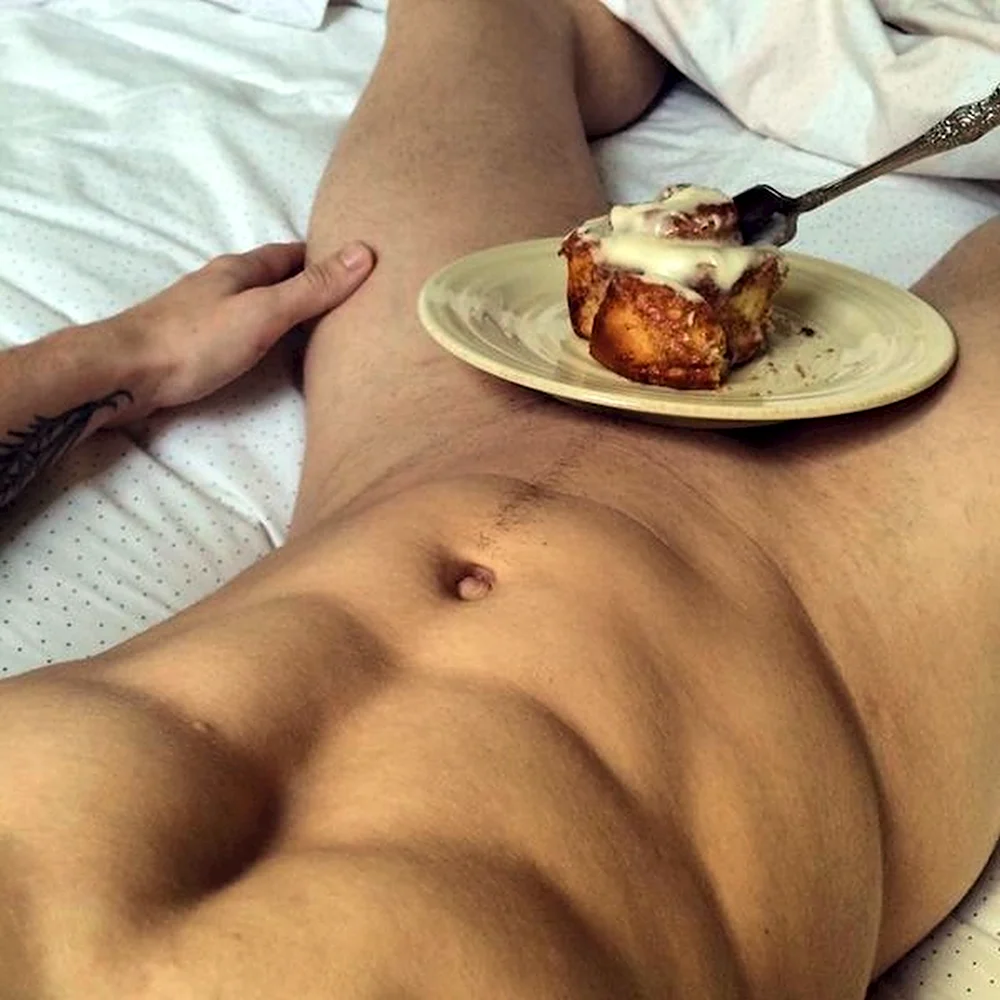 Завтрак на теле мужчины