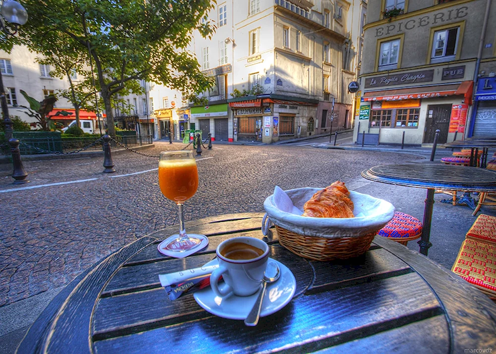 Завтрак в уличном кафе