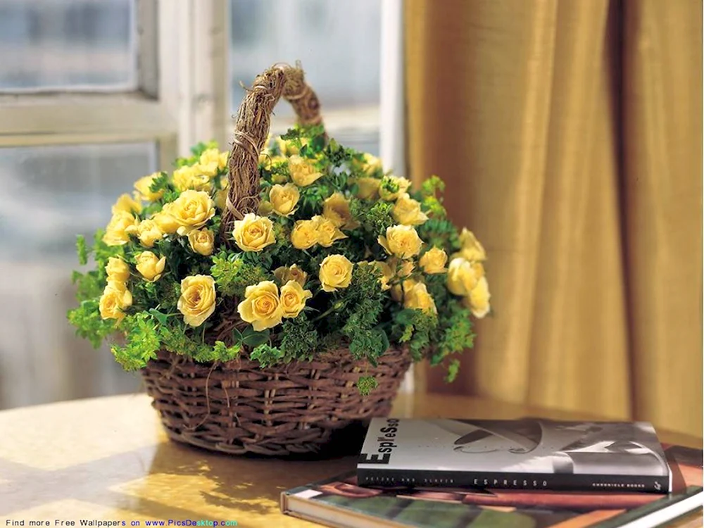 Желтые цветы в корзине