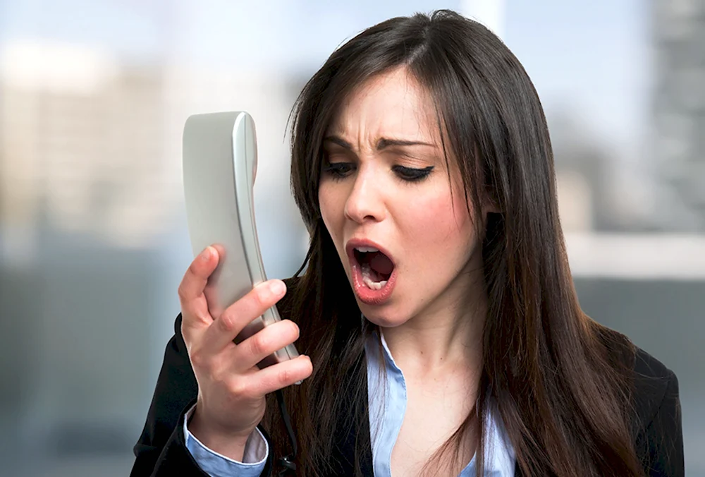 Женщина кричит в телефон