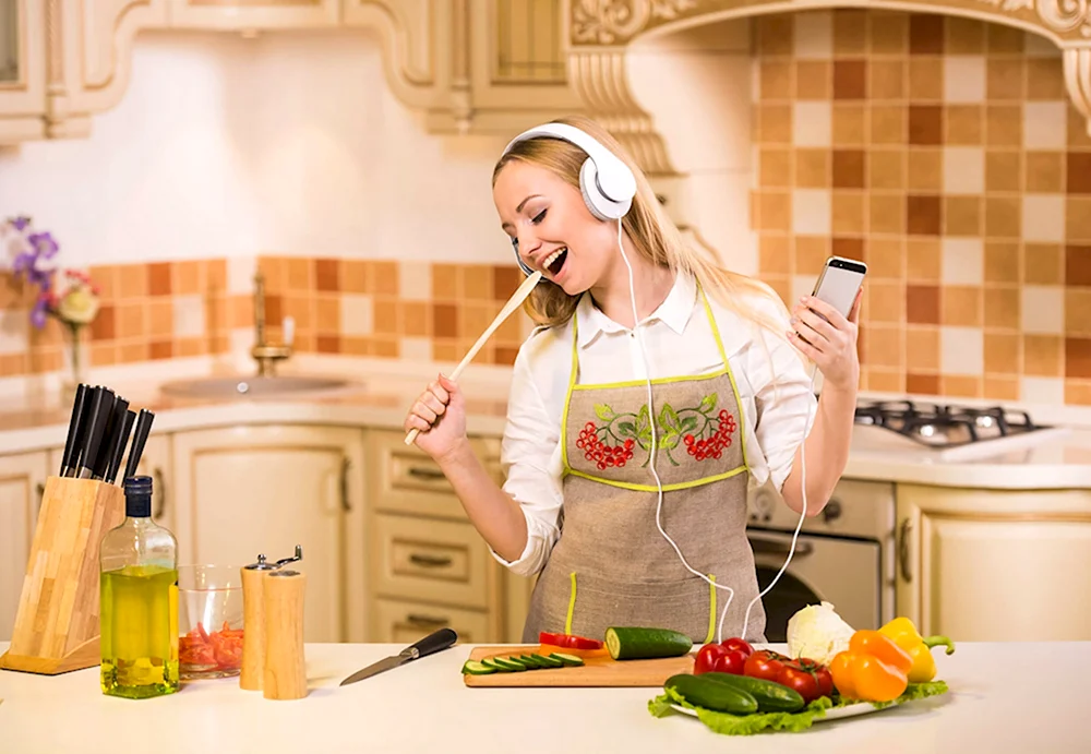 Kitchens песня. Женщина на кухне. Готовка на кухне. Женщина готовит. Еда хозяйка.