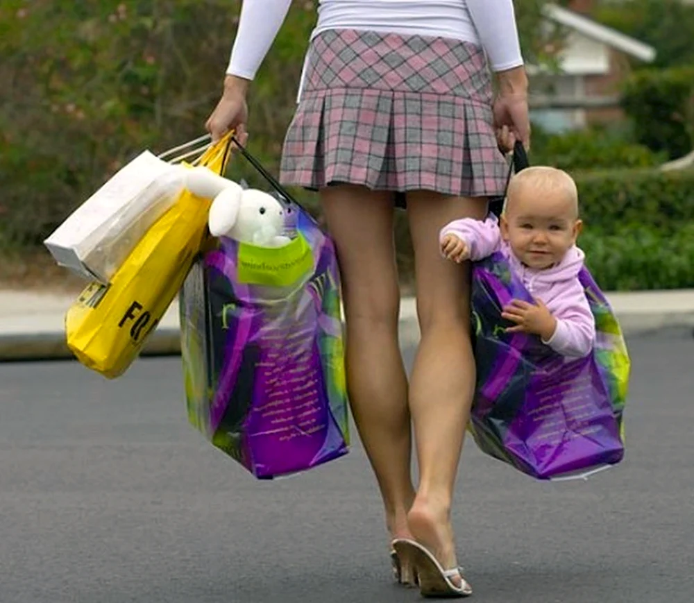 Женщина с детьми и сумками