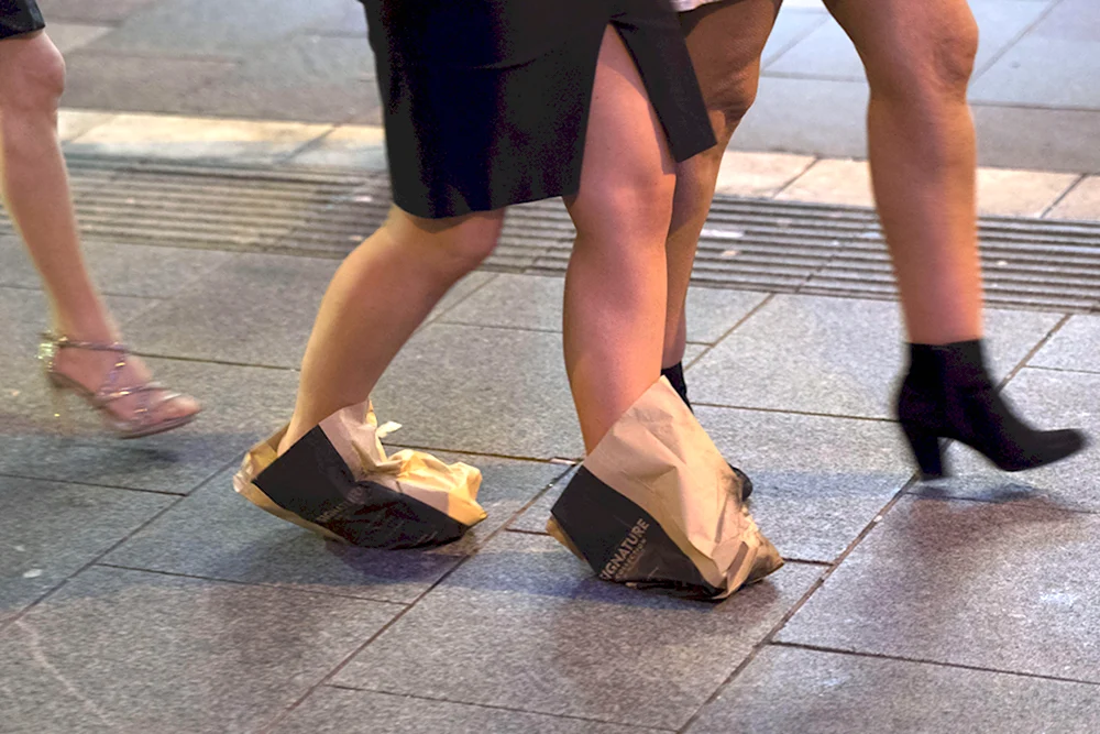 Женщина с пакетами на ногах