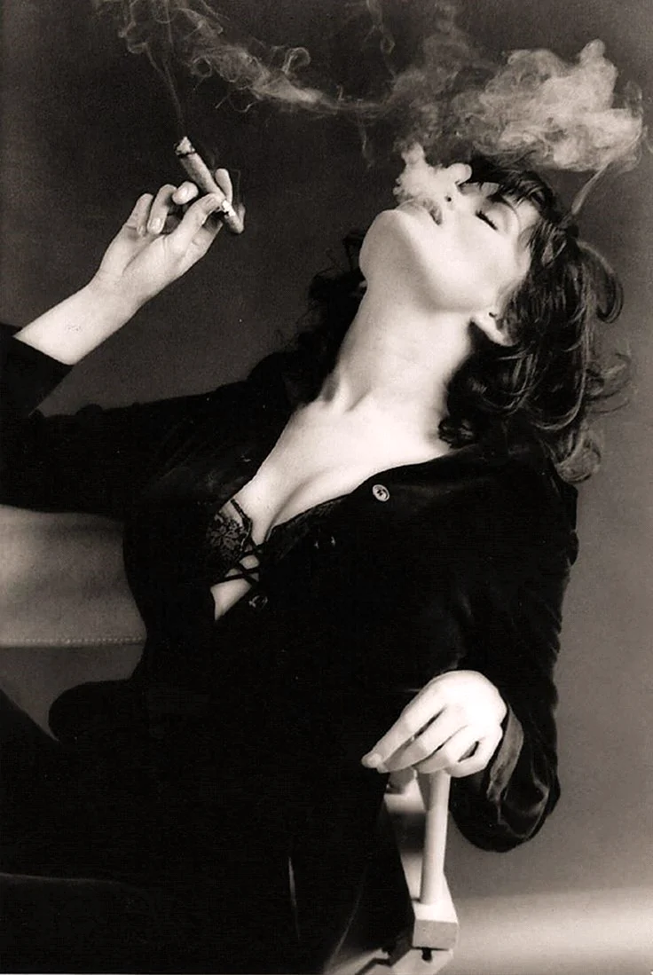 Женщина с сигаретой