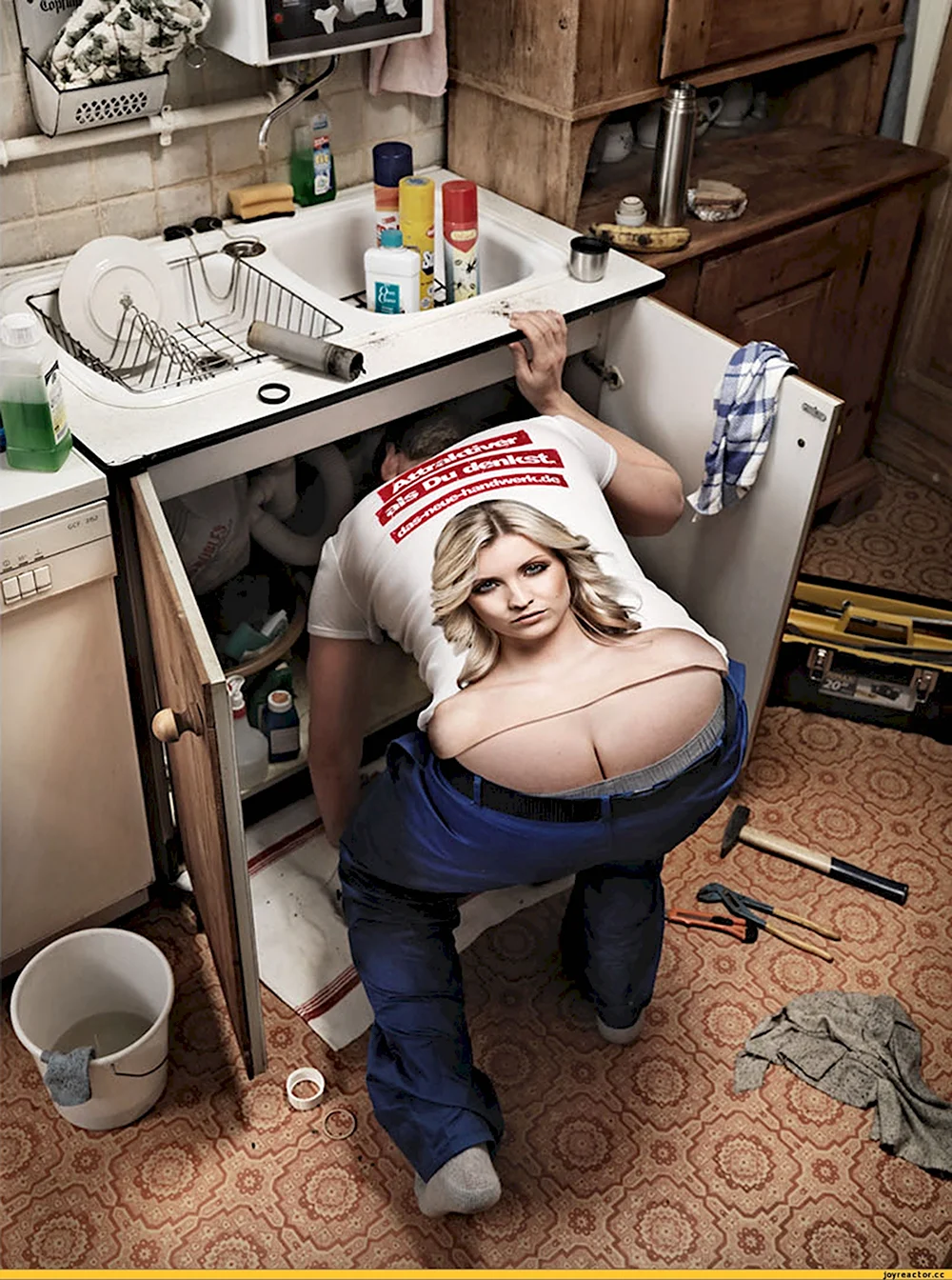 Женщина сантехник