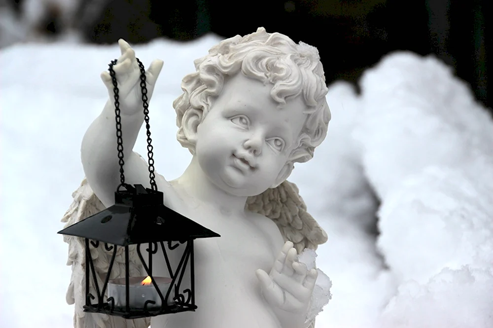 Зимние скульптуры ангелов