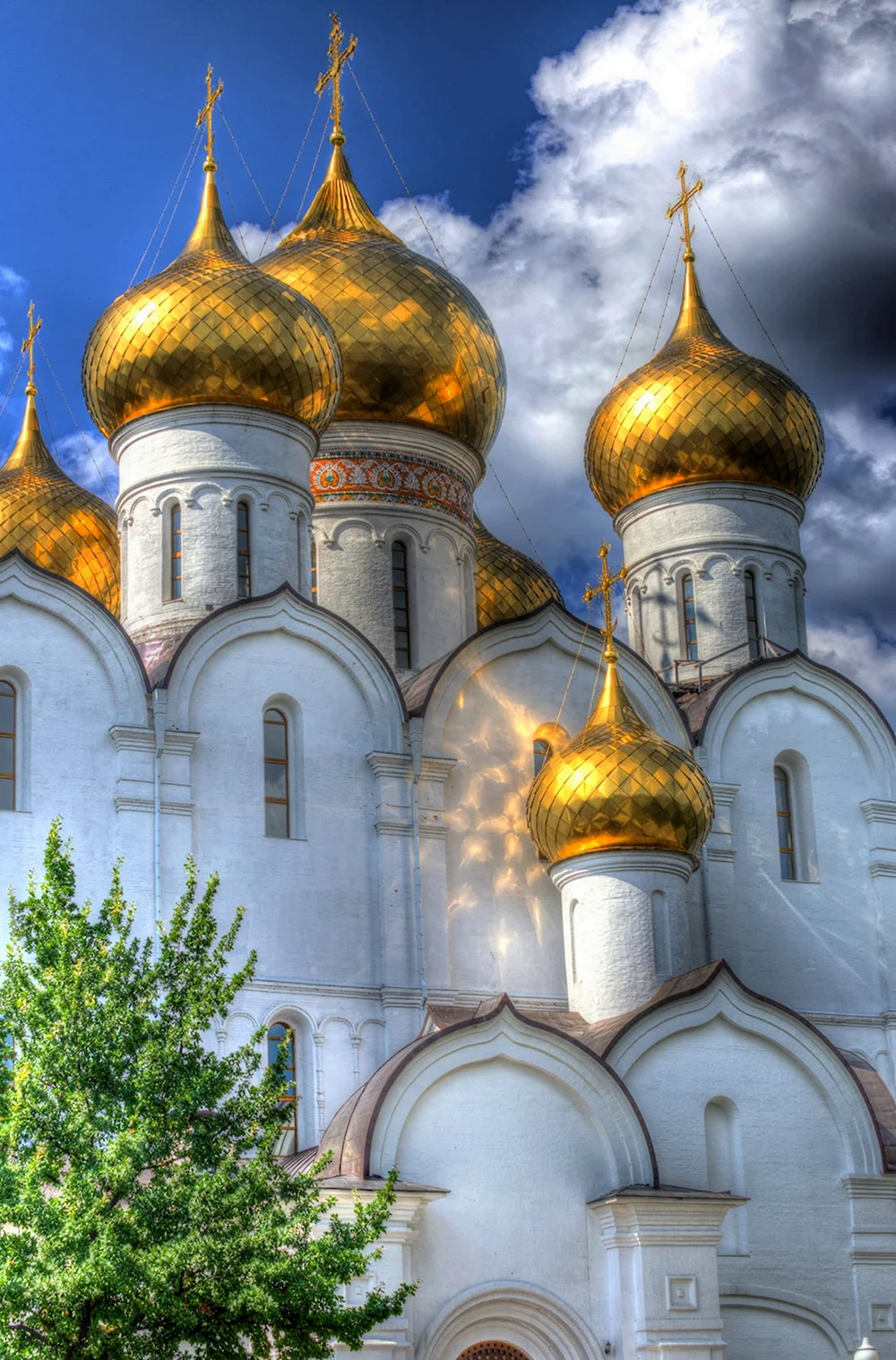 Золотые купола - Успенский собор Ярославль.