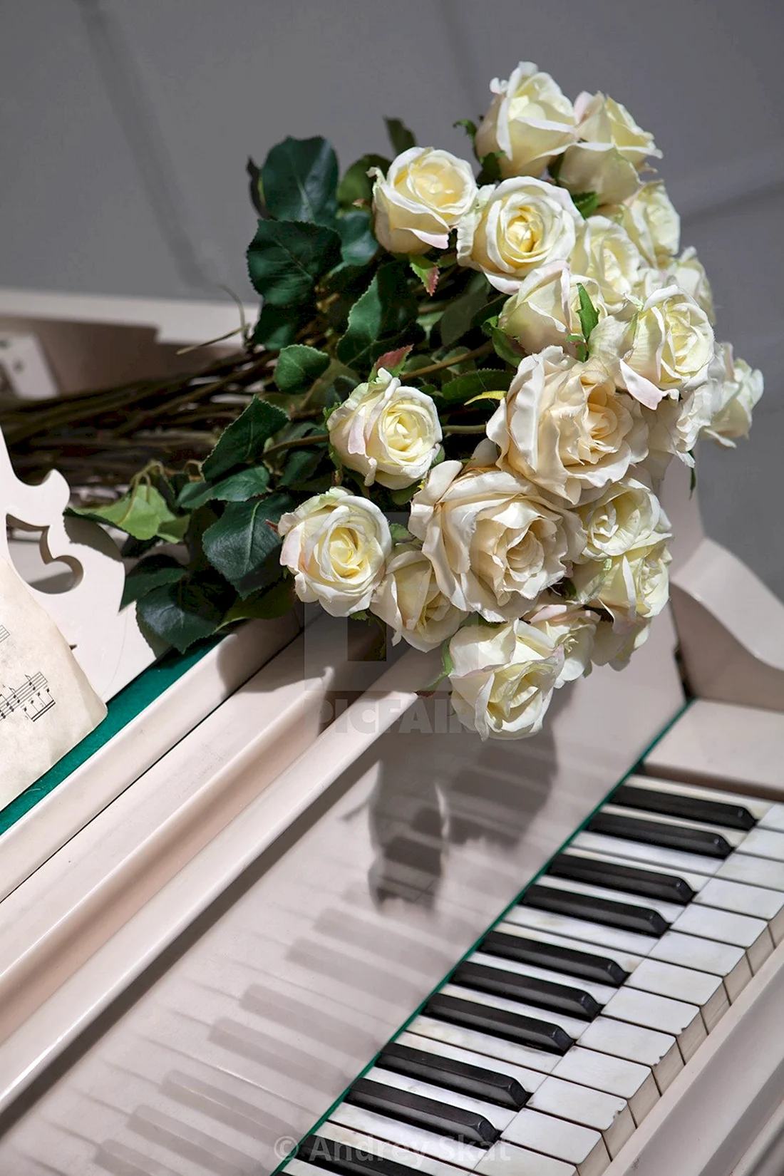Белый рояль с цветами