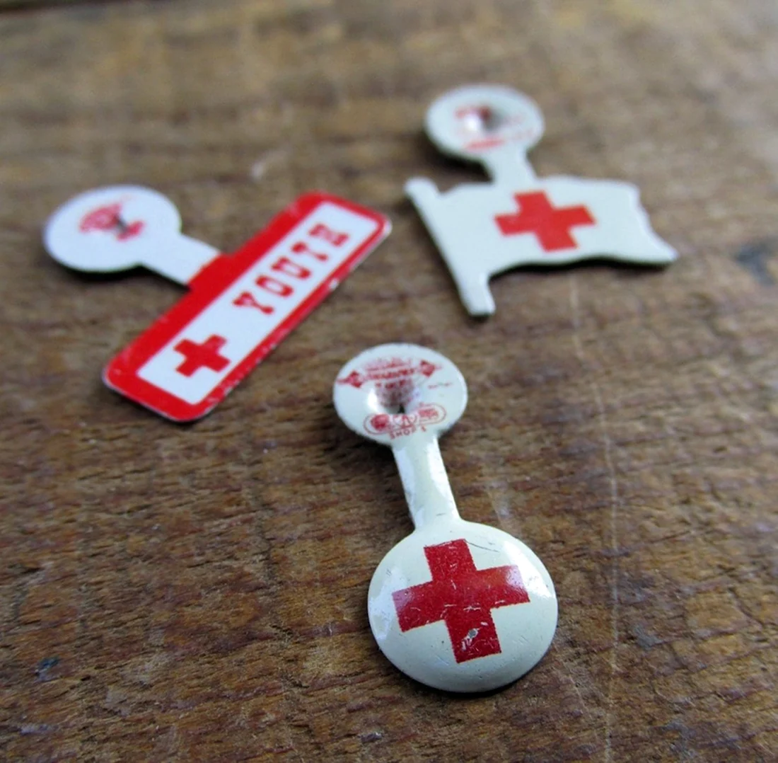 Брелок красный крест медицина